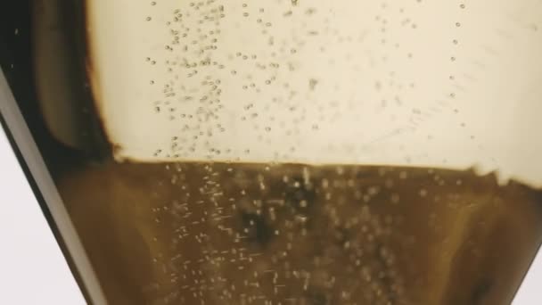 Blasen in einem Glas Champagner auf weißem Hintergrund, Close Up Makroblase — Stockvideo