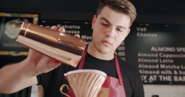 Barista iş yerinde ve bir fincan koyu kahve yap, V-60.