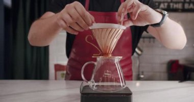 Barista iş yerinde ve bir fincan koyu kahve yap, V-60.