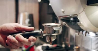 Kahve hazırlama süreci ve kahve dükkanındaki kahve ekipmanlarında buhar.