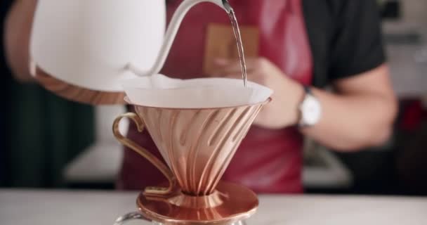 Processo de V60, Barista no trabalho fazer uma xícara de café forte em um filtro de papel — Vídeo de Stock
