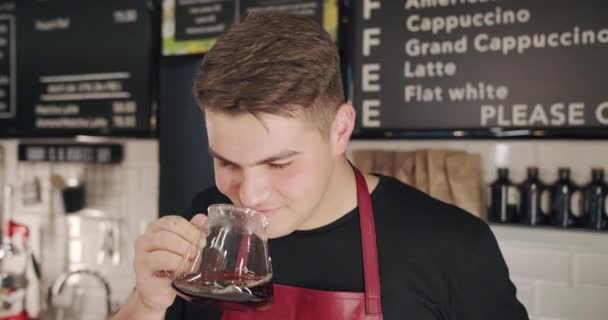 O barista cheira o café que ele fez, goza em um café moderno, V 60 — Vídeo de Stock