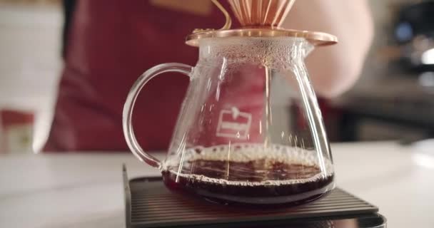 Процесс V60, Бариста на работе сделать кофе в прозрачной чаше стекла — стоковое видео
