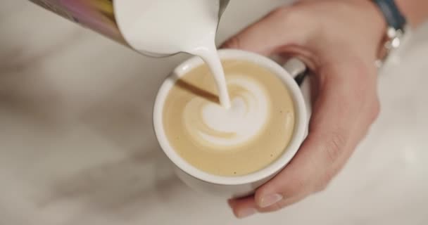 Barista w pracy, Robi filiżankę mocnej kawy, zrobić serce w kawie — Wideo stockowe