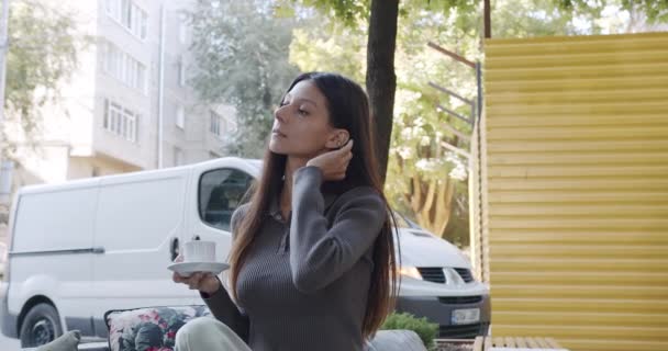 Attraktive Dame genießt Tasse Kaffee auf der Straße in der Stadt, Guten Morgen — Stockvideo
