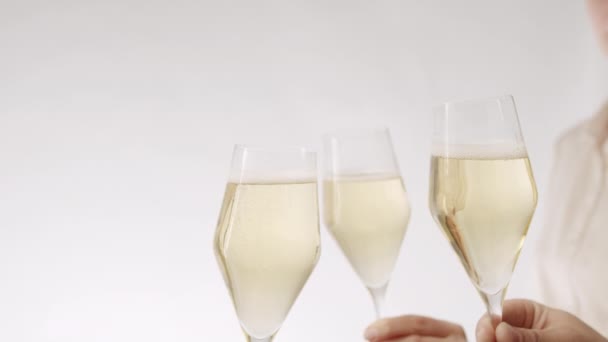 Három pohár pezsgő megközelítés, ütköznek a fehér háttér — Stock videók
