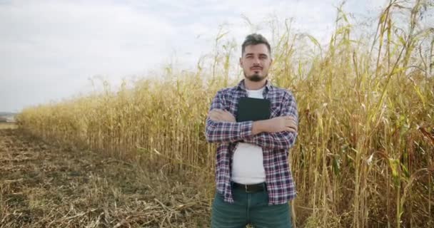 Trabalhador agrícola, retrato homem agricultor caucasiano em camisa xadrez no campo de trigo — Vídeo de Stock