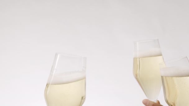 Trois verres de champagne approche, entrer en collision sur un fond blanc — Video