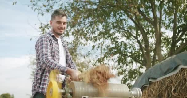 Agricultor sonriendo y planta limpia y haciendo escoba de paja tradicional con sorgo — Vídeos de Stock