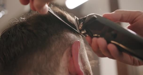 Стильный мужчина сидит парикмахерская парикмахерская парикмахер, расческа договоренность — стоковое видео