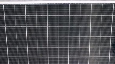 Eko-enerji çiftliğindeki güneş paneli binasının hava görüntüsü. Güneş panelleri