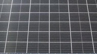 Eko-enerji çiftliğindeki güneş paneli binasının hava görüntüsü. Güneş panelleri