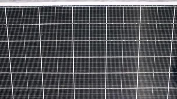 Una vista aérea del edificio del panel solar en la granja de energía ecológica. paneles solares — Vídeo de stock