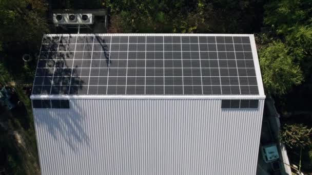 Vista aérea de painéis solares instalados no telhado do edifício industrial — Vídeo de Stock