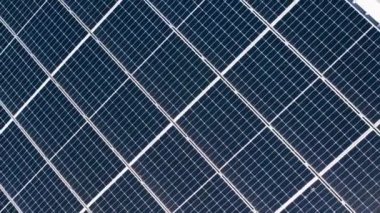 Fotovoltaik enerji üretim teknolojisi. Hareket eden kameradan görüntüle