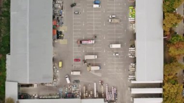 Birçok arabası ve kamyoneti olan inşaat alışveriş merkezinin otoparkında, hava manzaralı.