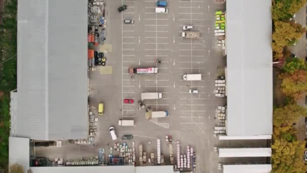 Parking na budowie centrum handlowego z wieloma samochodami osobowymi i ciężarowymi, widok z lotu ptaka — Wideo stockowe