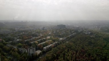 Ağaçlar ve ormanlar arasındaki konut binaları, bir sürü ormanı ve dronu olan şehir.