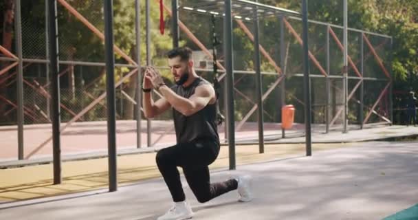 Cvičení venku na veřejné tělocvičně. Přizpůsobit atlet Street cvičení dělá cvičení — Stock video