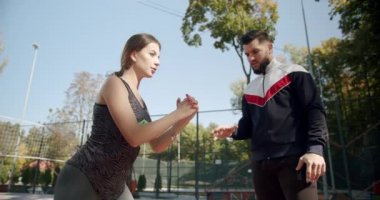 Kişisel antrenörü olan çekici ve sportif bir kadın mekik çekiyor.