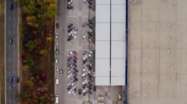 İş merkezinin otoparkının insansız hava aracı görüntüsü.