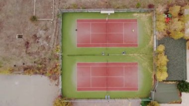Havadan, üstten, alttan, insansız hava aracı atışı, tenis oynayan insanların üzerinde yükseliş..