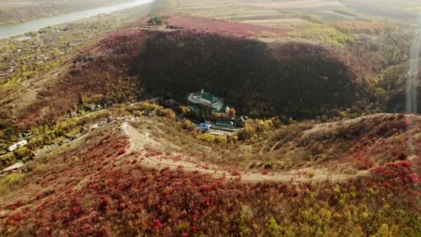 Schöne Panorama-Luftaufnahme von der fliegenden Drohne zur orthodoxen Kirche in der Natur — Stockvideo
