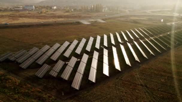Große industrielle Solarenergiefarm, die konzentrierte Sonnenenergie produziert — Stockvideo