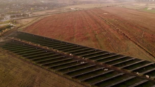 Ver gran industrial Solar Energy Farm produciendo energía solar concentrada — Vídeos de Stock