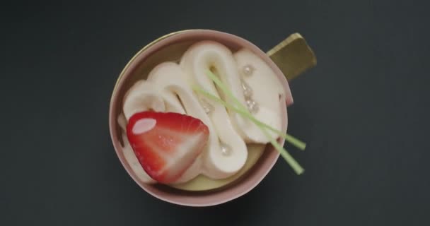 Skott av god, söt rund dessert med vit grädde, jordgubbe — Stockvideo