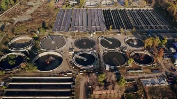 Sondagens redondas em estação de tratamento de águas residuais, filtração de águas residuais ou sujas — Vídeo de Stock