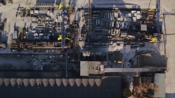 Έδαφος μεγάλου εργοστασίου τσιμέντου με μεταλλικές βιομηχανικές κατασκευές — Αρχείο Βίντεο