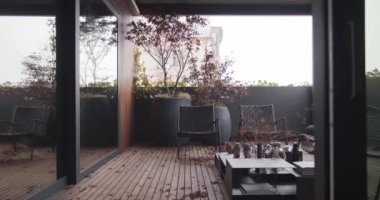 Modern tarzı terası, Japon ağaçları ve ahşap zemini olan bir daire.
