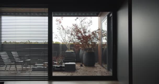 Minimalistisch zwart appartement met terras in stijl, Japanse bomen en houten vloer — Stockvideo