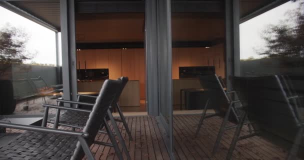 Apartamento Real con terraza de estilo moderno, árboles japoneses y suelo de madera — Vídeos de Stock