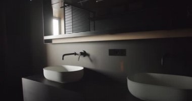 Gerçek modern minimalist banyo, siyah ve gri tonlu, lüks ev.