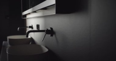 Gerçek modern minimalist banyo, siyah ve gri tonlu, lüks ev.