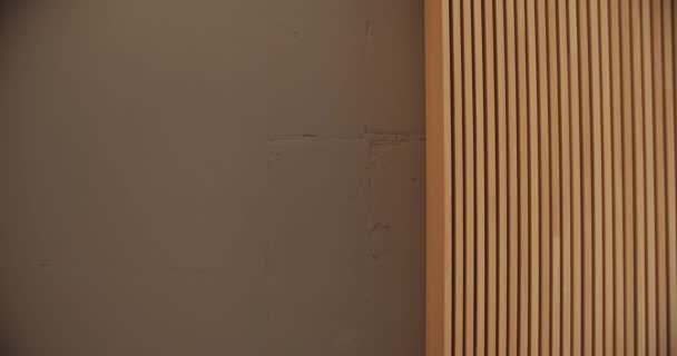 Ανοιχτόχρωμες ξύλινες γραμμές σε μινιμαλιστικό στυλ, στην οροφή από σκυρόδεμα στο μοντέρνο εσωτερικό — Αρχείο Βίντεο