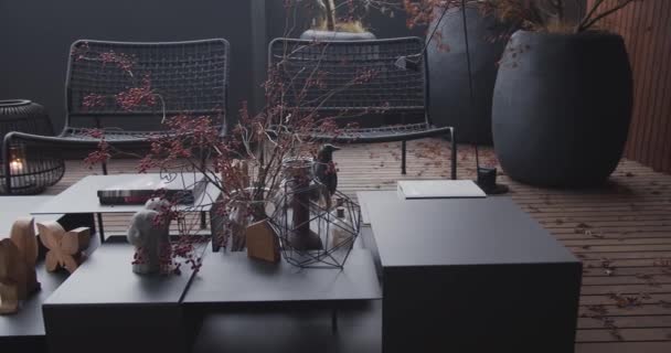 Igazi minimalista stílusú terasz modern bútorokkal, dekorációval, fapadlóval — Stock videók
