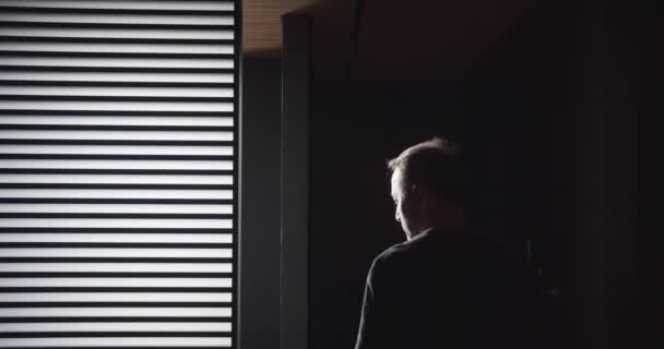 Чоловік закриває двері до реальної сучасної мінімалістичної ванної кімнати з чорним тоном — стокове відео