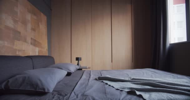 Moderní minimalistická ložnice s černým a šedým tónem, velkými obrazy a dřevem — Stock video