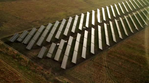 Bekijk grote industriële zonne-energieboerderij die geconcentreerde zonne-energie produceert — Stockvideo
