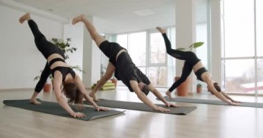 Utthita Parsvakonasana. Genç çeşitlilik sportif insanlar yoga dersi alıyor.