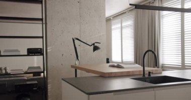 Doğal ahşap yemek alanı olan minimalist bir dairede modern mutfak odası.