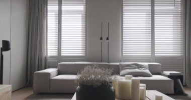 Oturma odası olan gerçek bir daire. Beyaz ve gri renkli minimalist tasarım