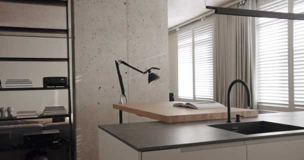 Doğal ahşap yemek alanı olan minimalist bir dairede modern mutfak odası. — Stok video