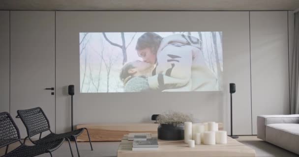 Μοντέρνο σαλόνι. μινιμαλιστική σχεδίαση με μεγάλη τηλεόραση στον τοίχο. προβολέας — Αρχείο Βίντεο