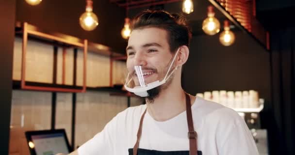 Barkeeper in moderner Maske steht am Tresen im eigenen Kaffeehaus und redet — Stockvideo