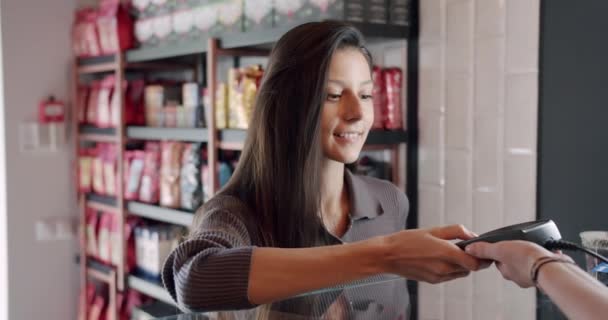 De mooie jongedame betaalt met de kaart in het café, houd de knop ingedrukt — Stockvideo