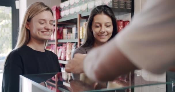 Barman serwuje dwie piękne dziewczyny z kawą w kawiarni, płatność kartą — Wideo stockowe